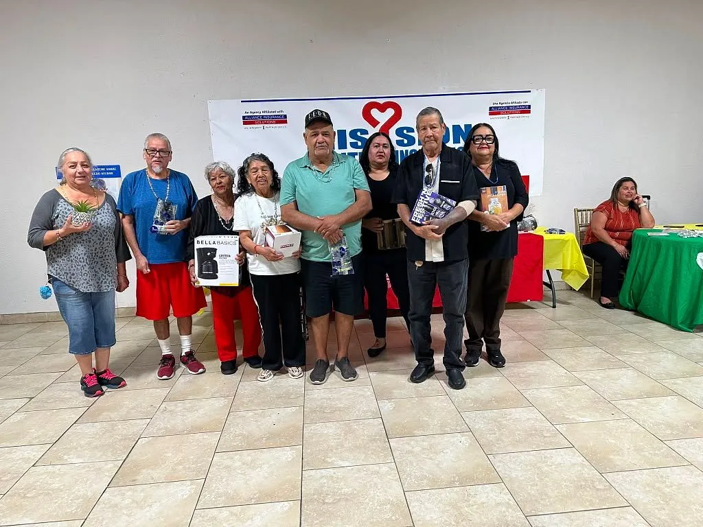 Grupo con certificados en la oficina de El Paso