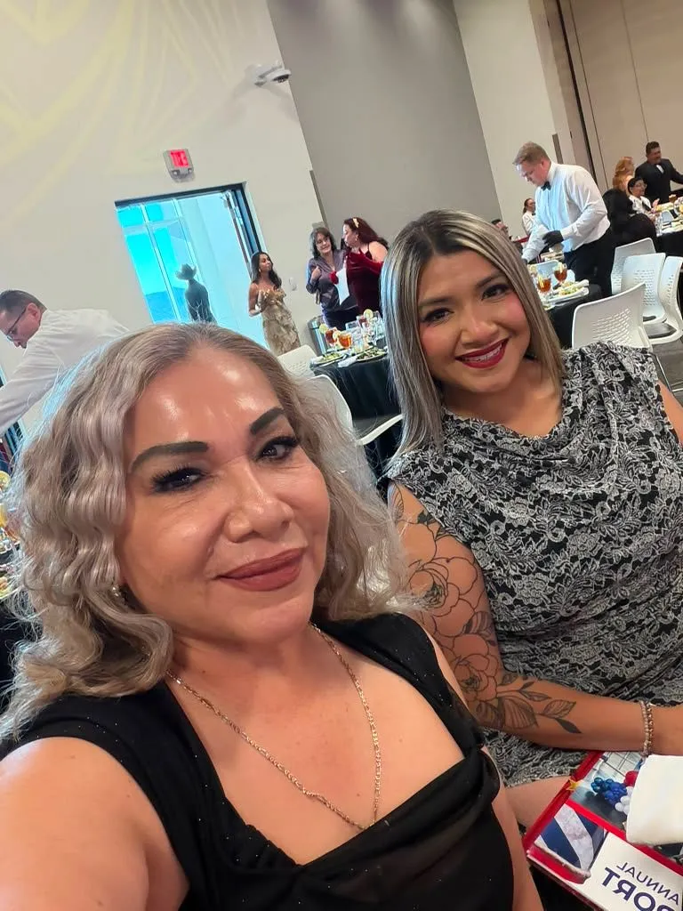 Lily Vásquez con su hija en la gala anual